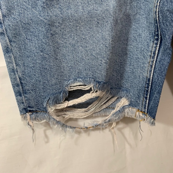 ASOS DESIGN Mens NWT slim denim shorts in light wash blue with raw hem 30” Waist - Picture 4 of 9